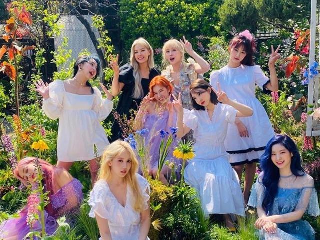TWICE members