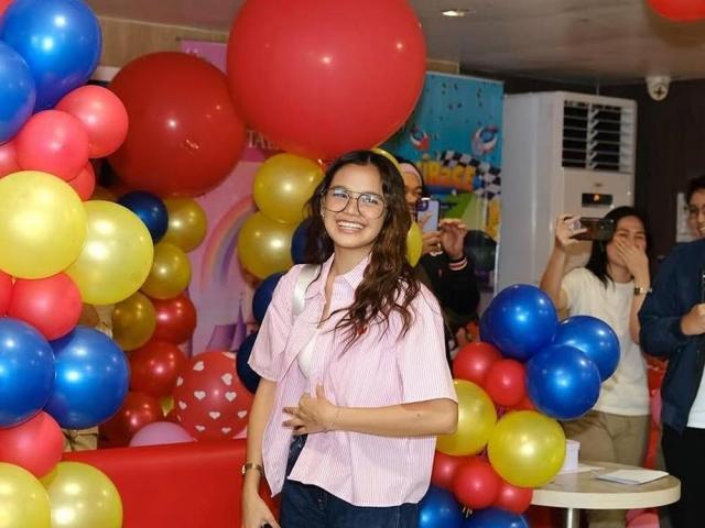 Zephanie's birthday celebration with fans