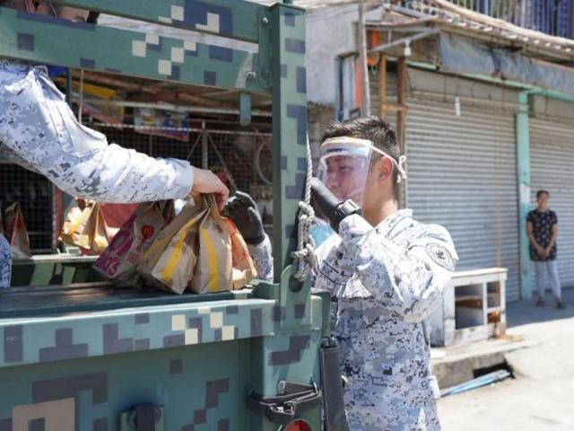 Rocco Nacino distributes food for COVID19 frontliners