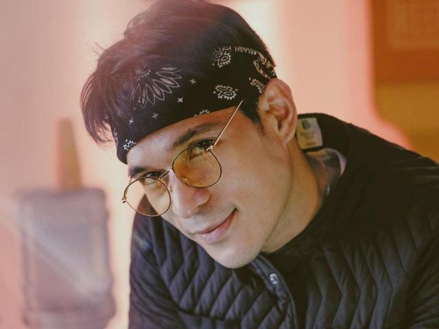 Pancho Magno tries painting