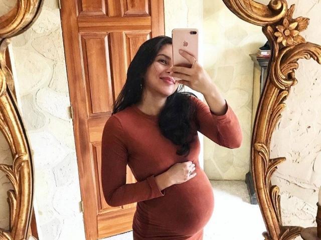 Jewel Mische baby bump