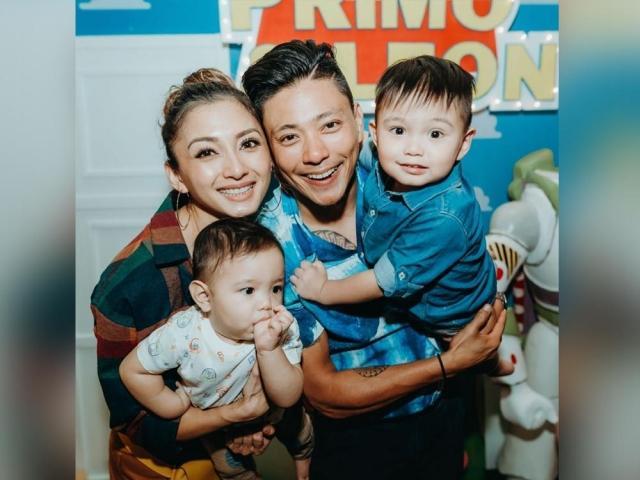 Drew Arellano reading books to his kids