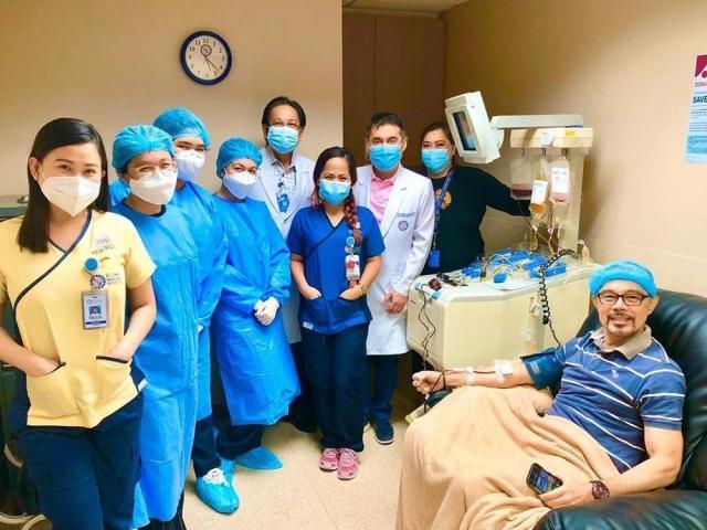 Christopher de Leon donates plasma