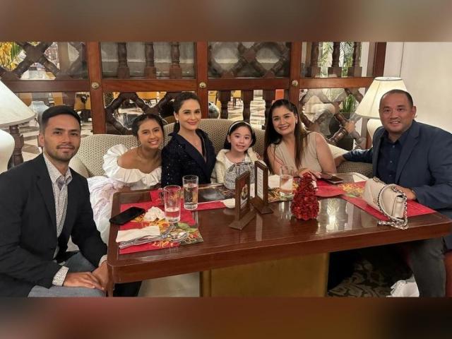 Nadine Samonte and Kristine Hermosa with their kids and husband