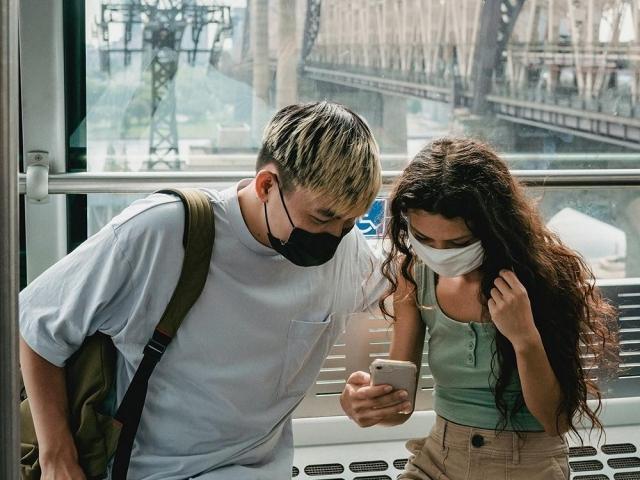 couple using a smart phone