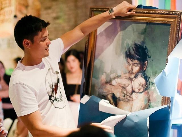 Dingdong Dantes holding up a painting