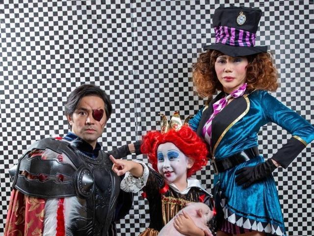 scarlet snow belo as red queen