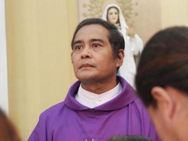 John Arcilla bilang si Father Fernando Suarez 