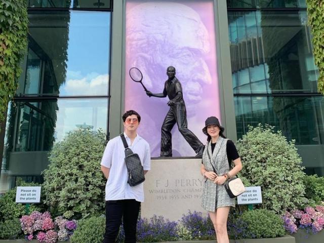 Mavy Legaspi and Carmina Villaroel posing in front of a statue 
