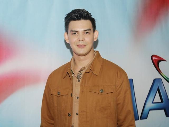 Dion Ignacio renews contract with GMA