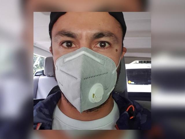 Derek Ramsay give food to quarantined OFWs