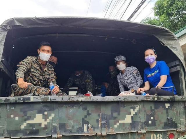 Rocco Nacino in a relief operation in Marikina