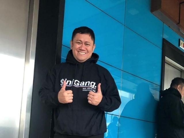 Betong Sumaya in a black hoodie giving two thumbs up