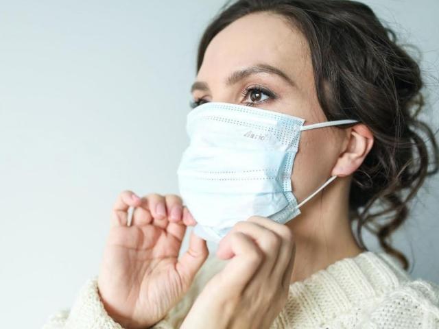 woman wearing face mask