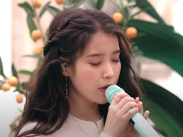 IU sings Eight