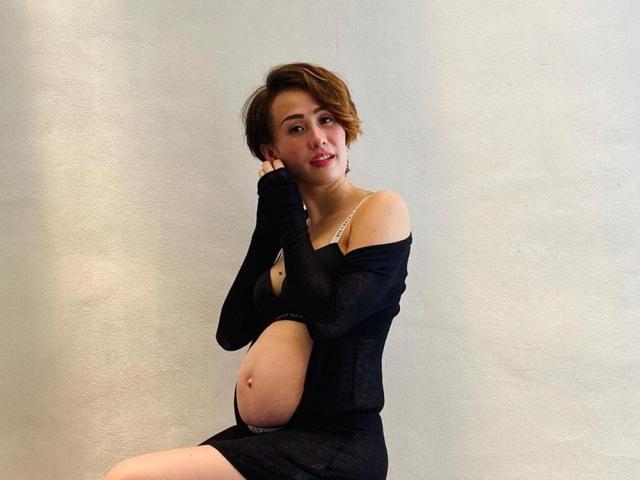 Chariz Solomon showing off her baby bump