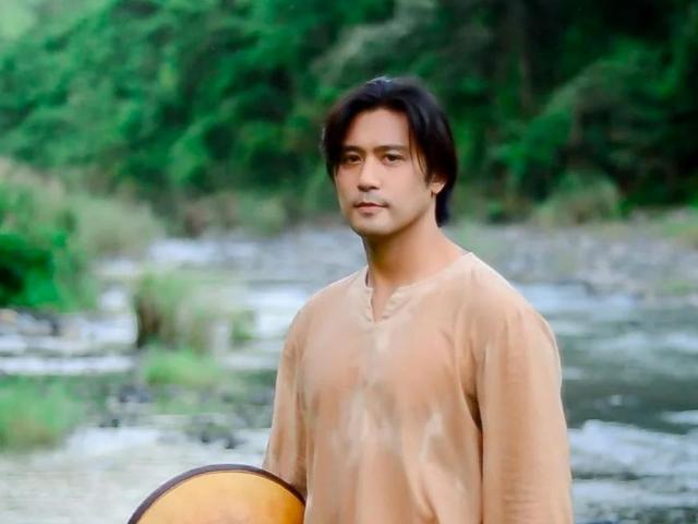 Rocco Nacino as Elias