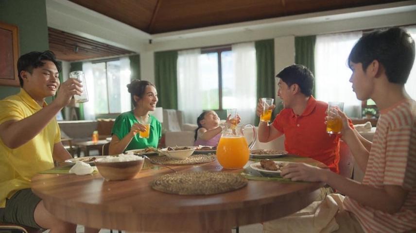 Dennis Trillo, Jennylyn Mercado, and their kids