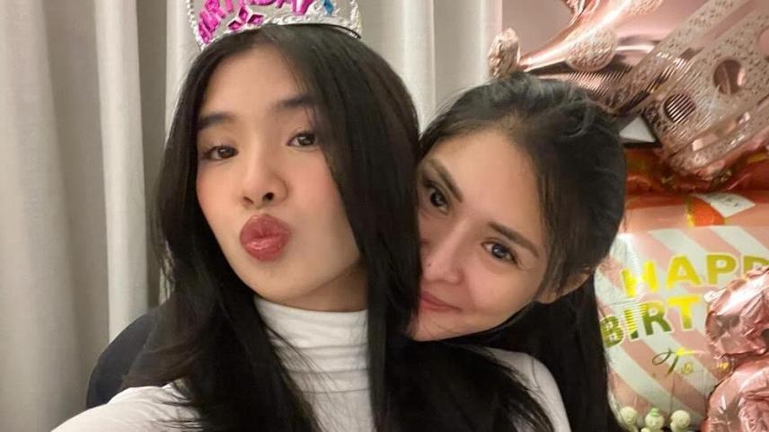 KATSEYE Sophia and mom Carla Guevarra