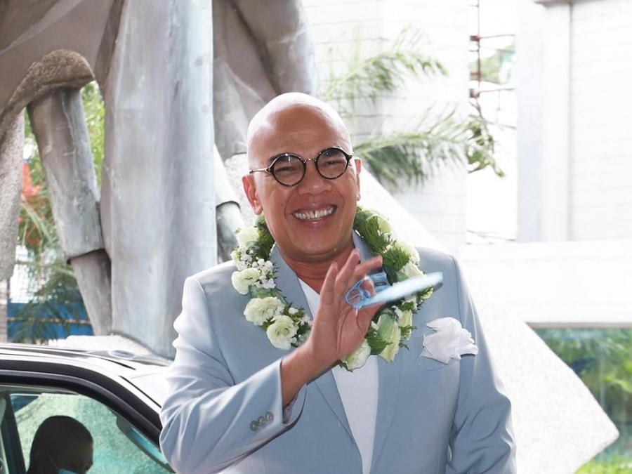 Boy Abunda signs contract with GMA Network