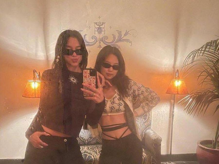 Jennie Posts a New Selfie with Her Mysterious Bestie in the U.S.