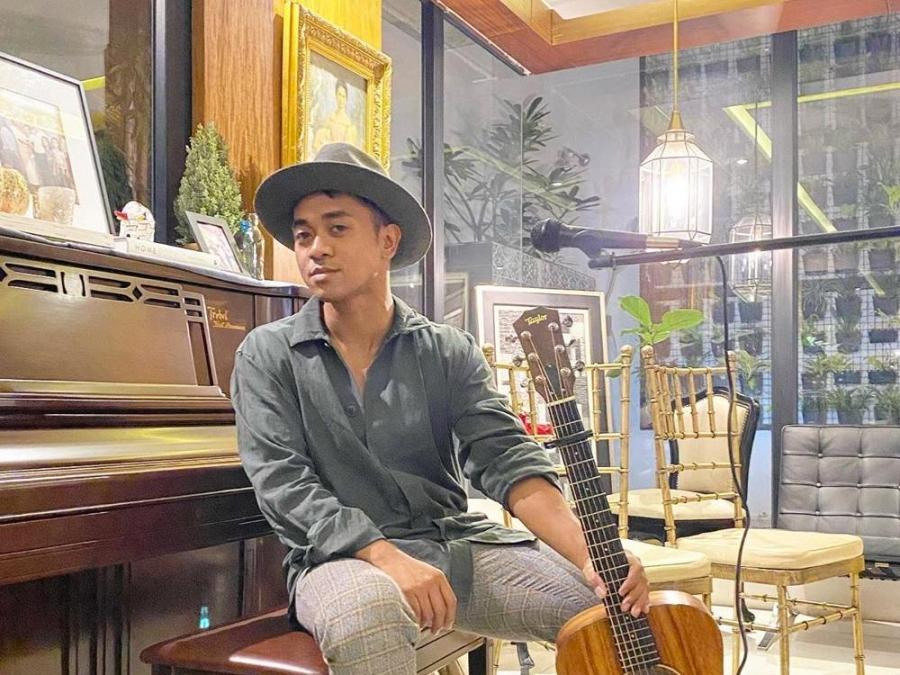 Nar Cabico sings Moon River