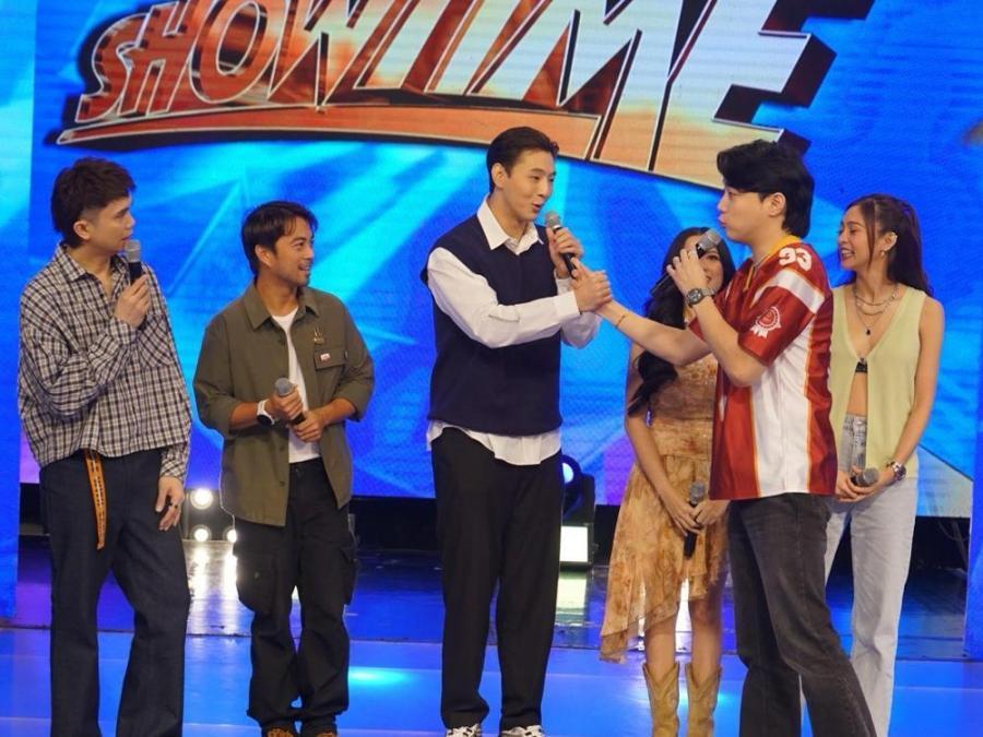 It's Showtime' hosts, kinumpara sina Kim Ji Soo at Ryan Bang | GMA  Entertainment