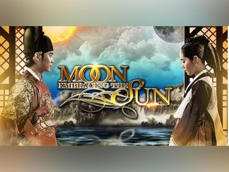 Kim Soo-hyun and Han Ga-in in Moon Embracing the Sun