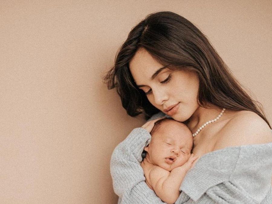 max collins giving birth at home