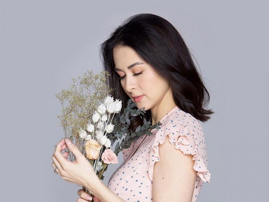 Marian Rivera smelling flowers