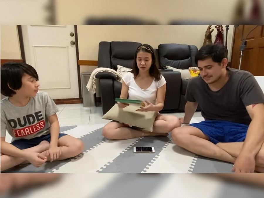 LJ Reyes shows her slam book to Aki and Paolo Contis