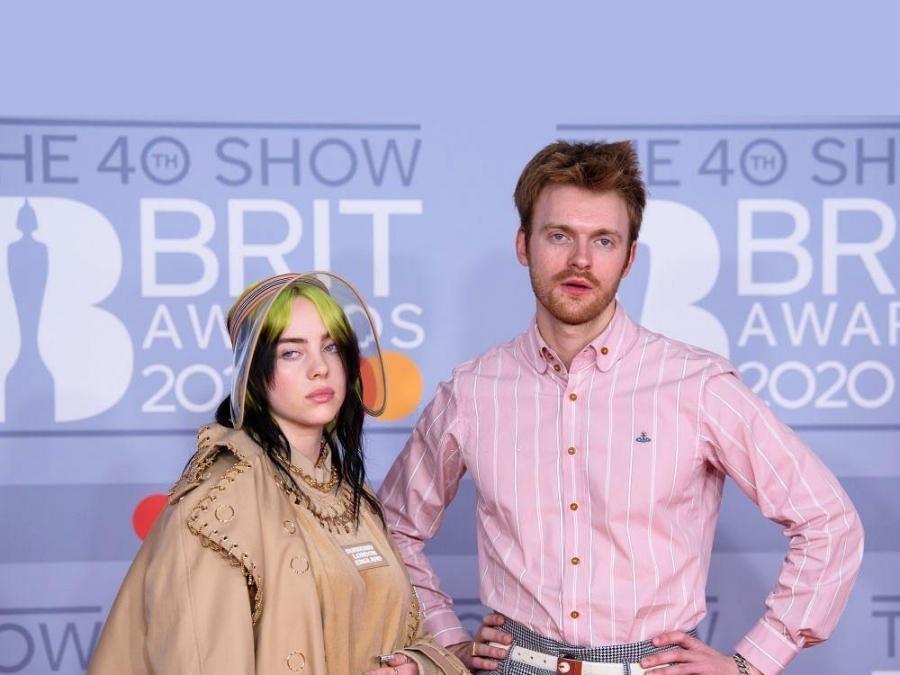 Billie Eilish And Brother Finneas Perform For Verizon S Pay It