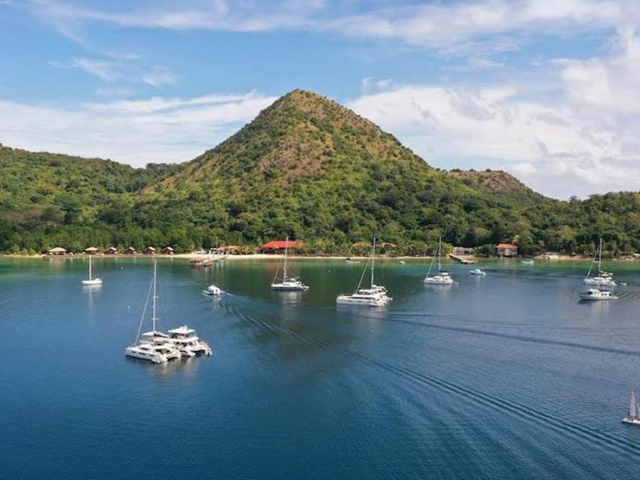 Exploring Coron on a yacht