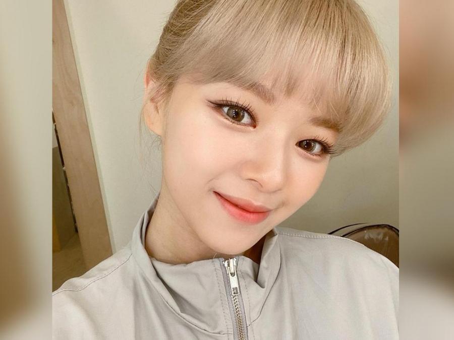 Jeongyeon's Blonde Hair Evolution: From Debut to Present - wide 9