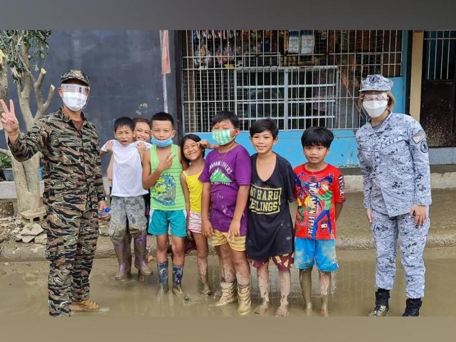 Rocco Nacino and Melissa Gohing in relief operation
