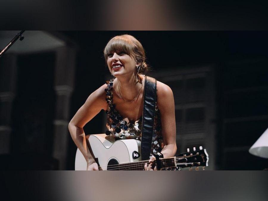 Taylor Swift at The 1975 concert