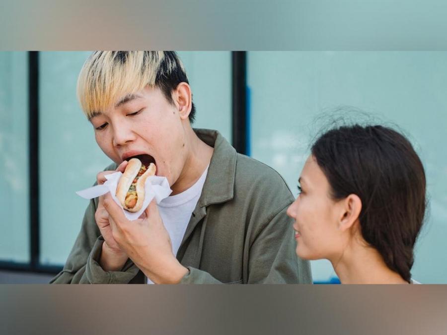 Eating with your mouth open makes food taste better, research says