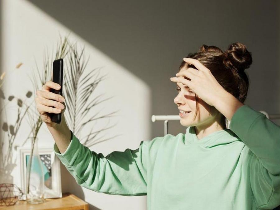 girl using smartphone