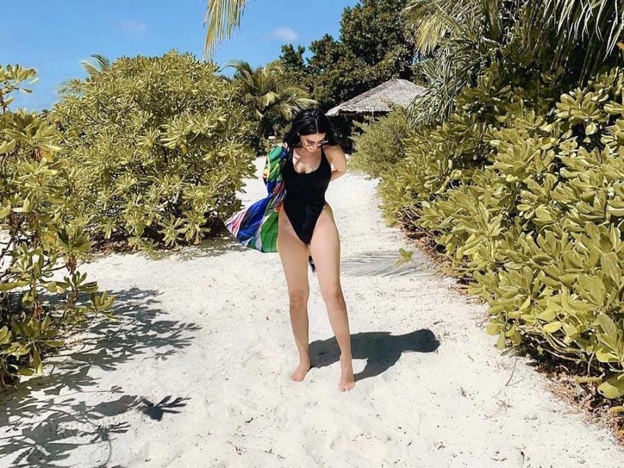Heart Evangelista bares it all in nearly naked photo.