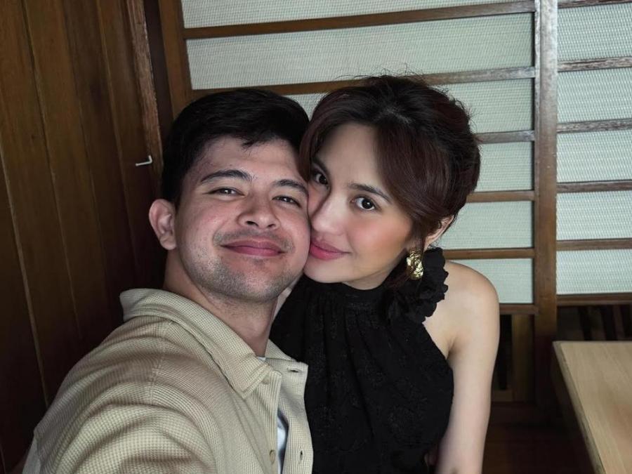 Rayver Cruz surprises Julie Anne San Jose with huge bouquet on