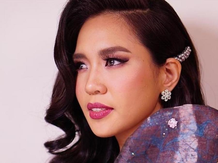 aicelle santos prays from healthcare workers