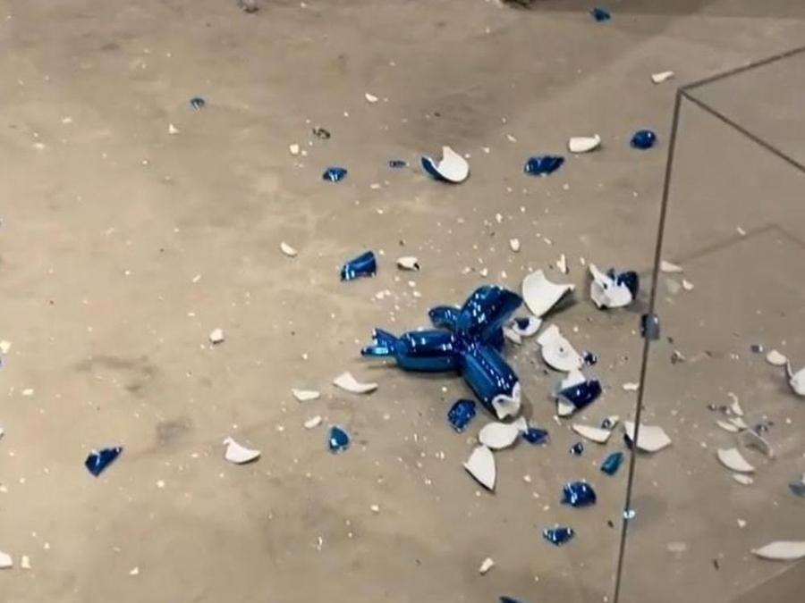 Art collectors want to buy pieces of the shattered Jeff Koons' sculpture