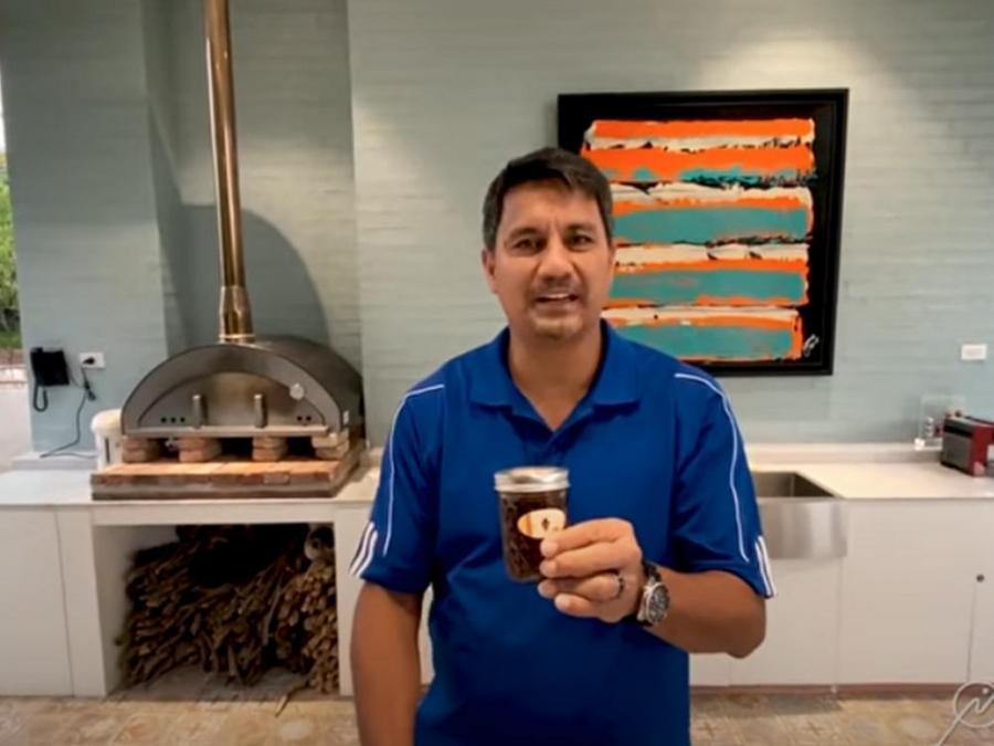 Richard Gomez with a honeycomb