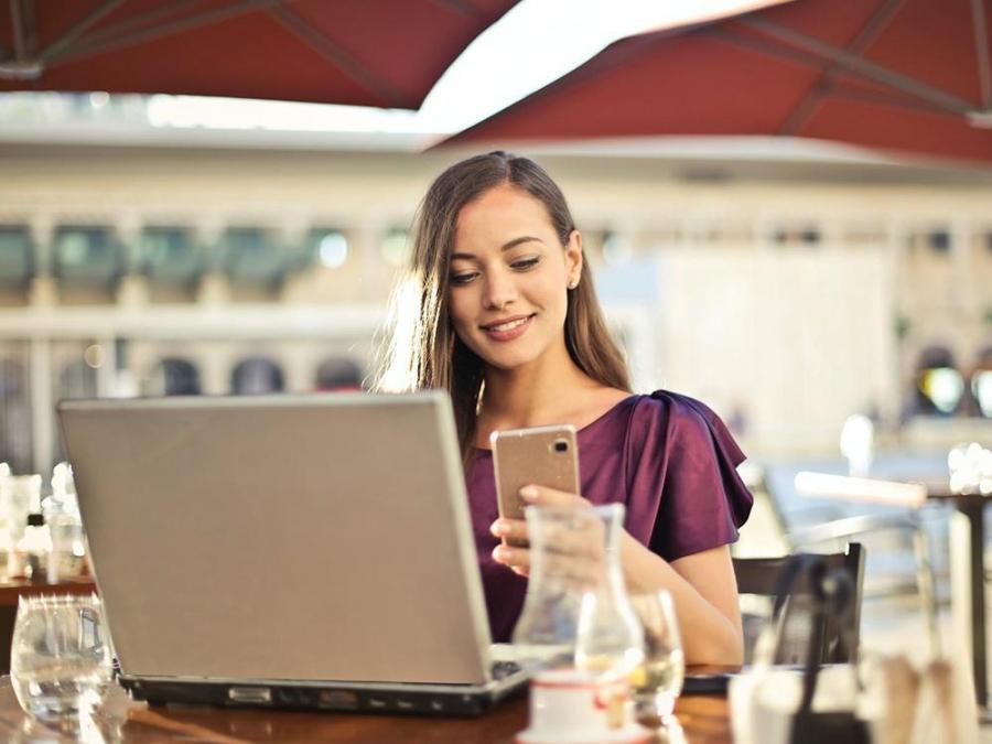 woman using her cellphone