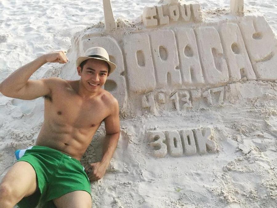 Jak Roberto celebrates 300k followers with sand sculpture