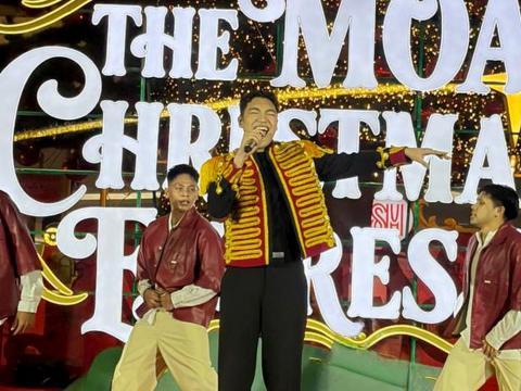 Darren Espanto kicks off the holiday season at MOA Christmas Express unveiling