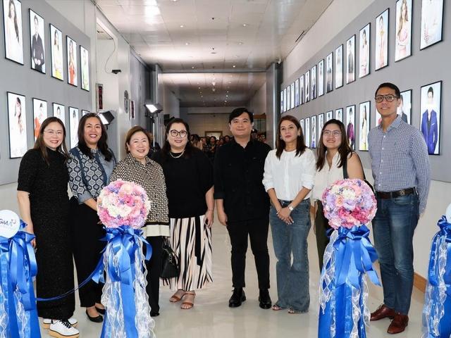 Kapuso stars and GMA Board of Directors at the unveiling of Kapuso photo wall