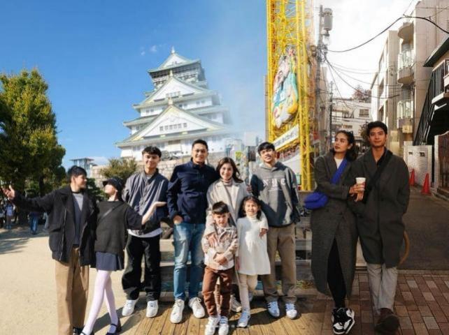 Celebrities who went to Japan