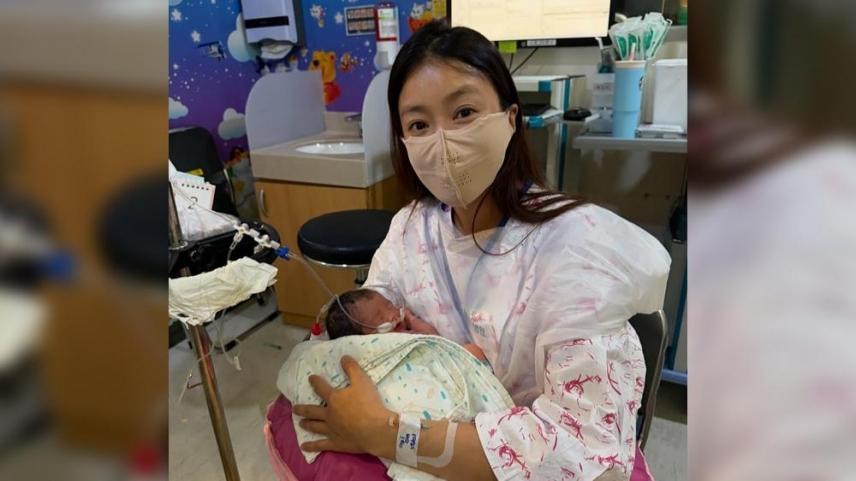 Lee Si-young and baby