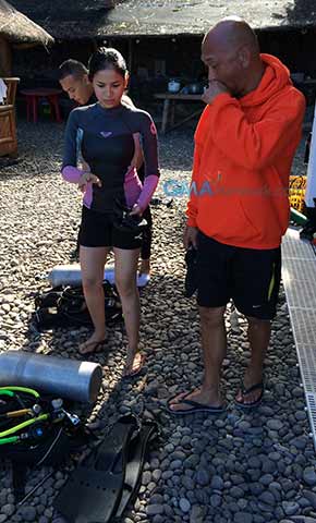 'Kambal Sirena' stars suit up for diving